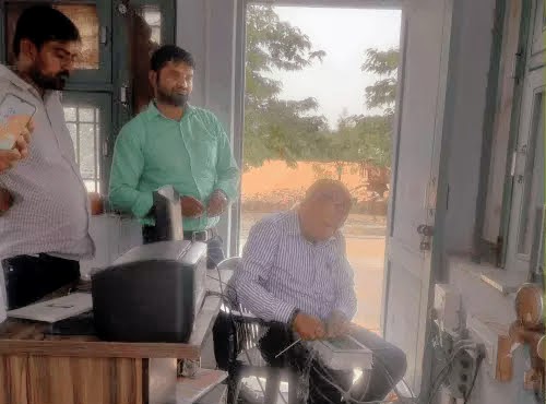 पानीपत इसराना अनाज मंडी में खराब हुए कांटो को ठीक करते तकनीशियन पानीपत इसराना अनाज मंडी में खराब हुए कांटो को ठीक करते तकनीशियन