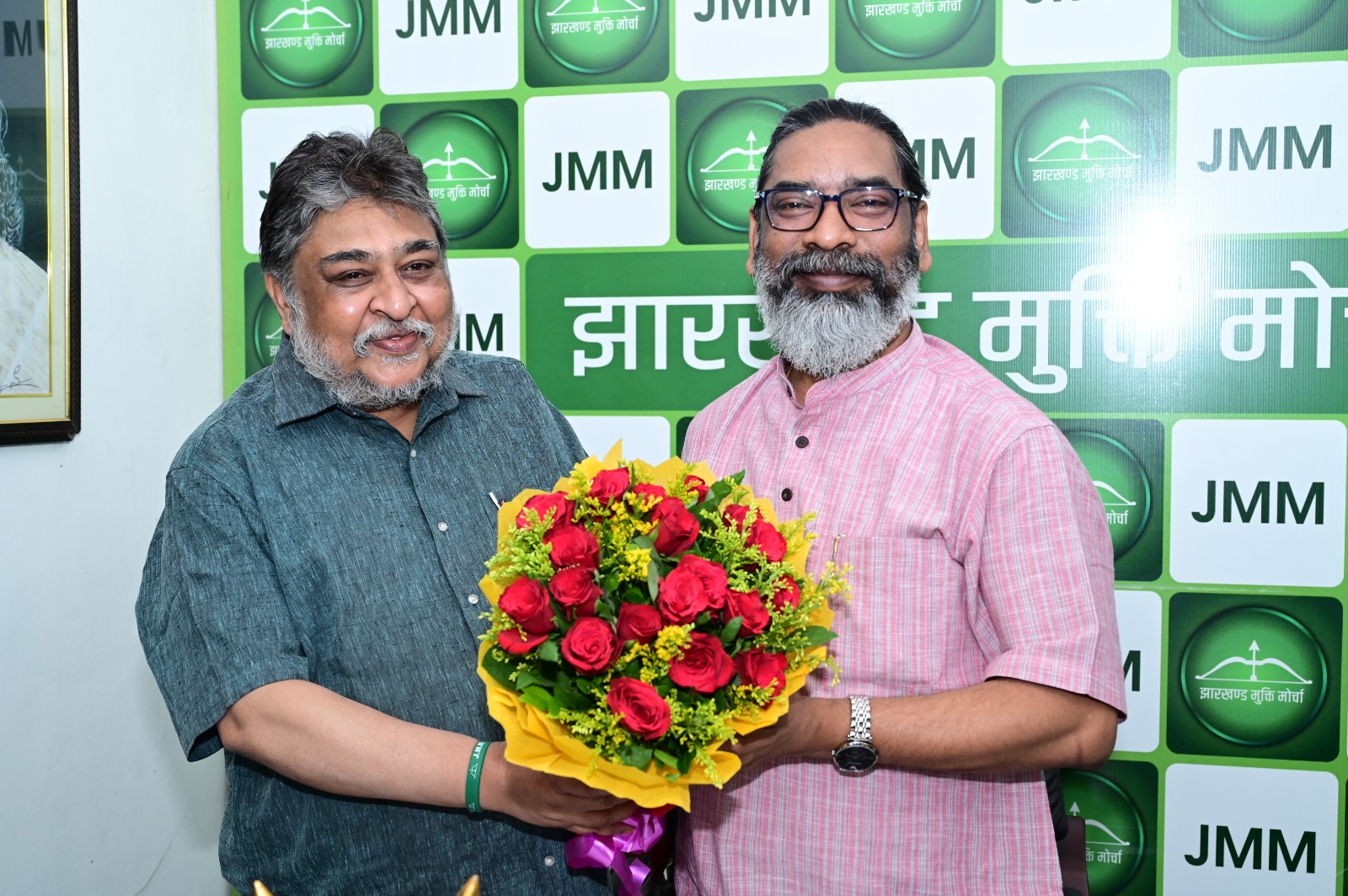 हेमंत साेरेन का सवागत करते सुप्रियो भटटाचार्य की फोटो हेमंत साेरेन का सवागत करते सुप्रियो भटटाचार्य की फोटो
