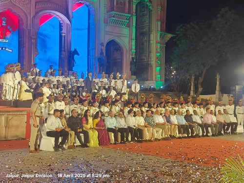 राजस्थान पुलिस बैंड की मनोहारी प्रस्तुतियों ने दर्शकों का मोहा मन राजस्थान पुलिस बैंड की मनोहारी प्रस्तुतियों ने दर्शकों का मोहा मन