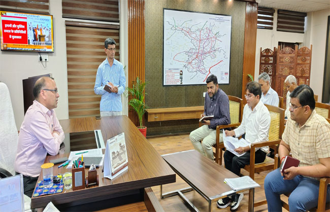 सड़कों की मरम्मत के संबंध में अधिकारियों की बैठक लेते डीसी डॉ विवेक भारती। सड़कों की मरम्मत के संबंध में अधिकारियों की बैठक लेते डीसी डॉ विवेक भारती।