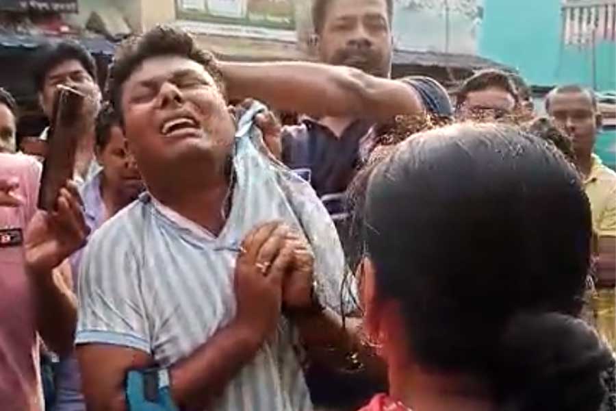 भीड़ भरी बस में छात्रा से छेड़छाड़, आरोपित की पिटाई भीड़ भरी बस में छात्रा से छेड़छाड़, आरोपित की पिटाई