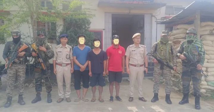 मणिपुर में गिरफ्तार उग्रवादियों की तस्वीर। मणिपुर में गिरफ्तार उग्रवादियों की तस्वीर।