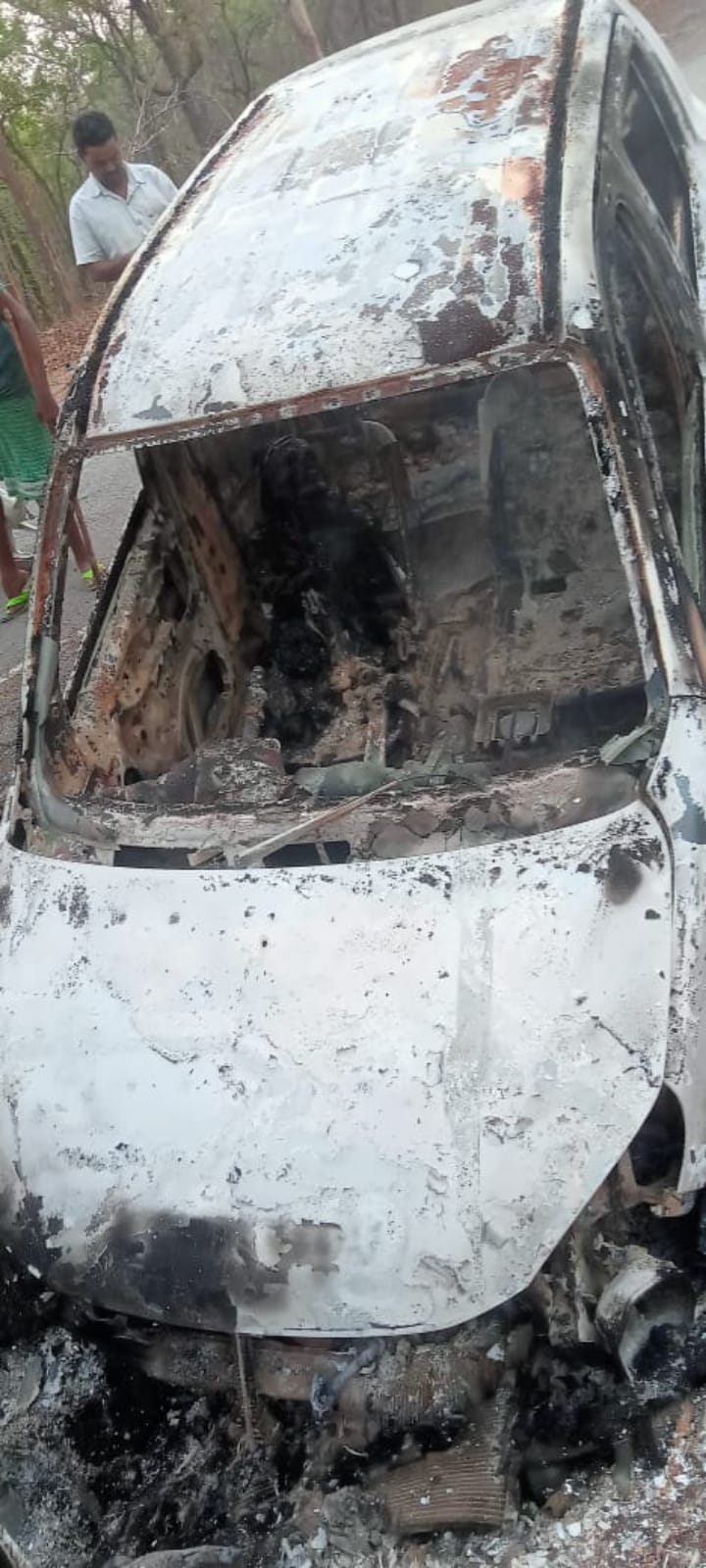 कोरबा :कार अनियंत्रित होकर गड्डे में गिरी, चालक की जलकर मौत कोरबा :कार अनियंत्रित होकर गड्डे में गिरी, चालक की जलकर मौत