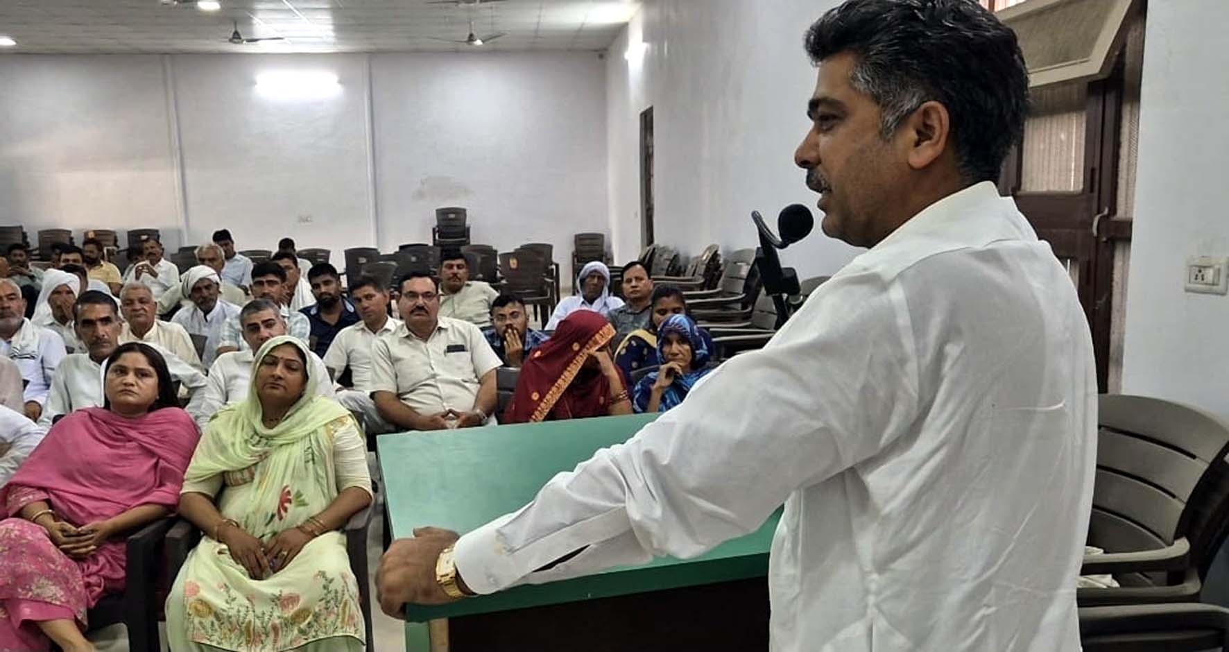 इनेलो की जिला स्तरीय बैठक को संबोधित करते विधायक आदित्य देवीलाल चौटाला। इनेलो की जिला स्तरीय बैठक को संबोधित करते विधायक आदित्य देवीलाल चौटाला।