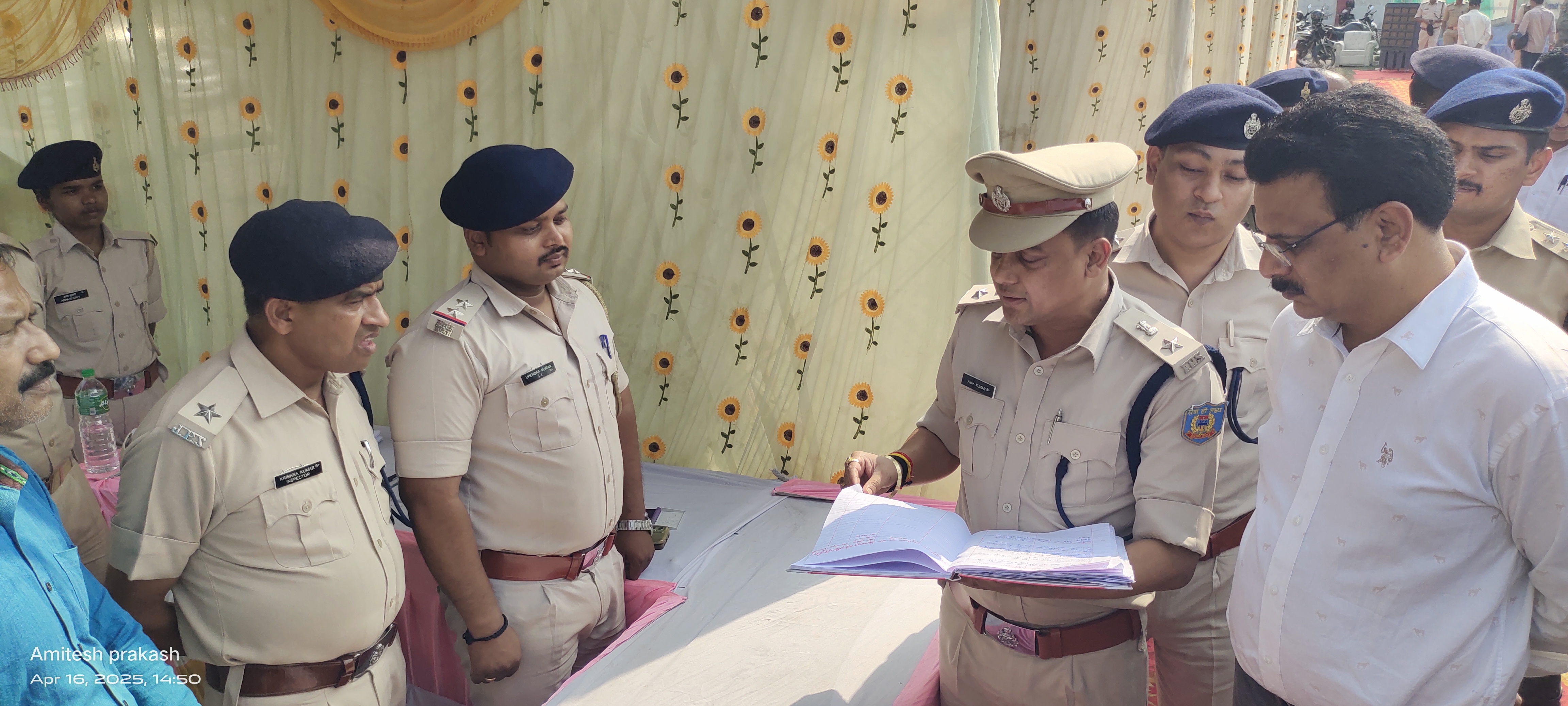 लोगों की शिकायत सुनते एसपी अजय कुमार लोगों की शिकायत सुनते एसपी अजय कुमार