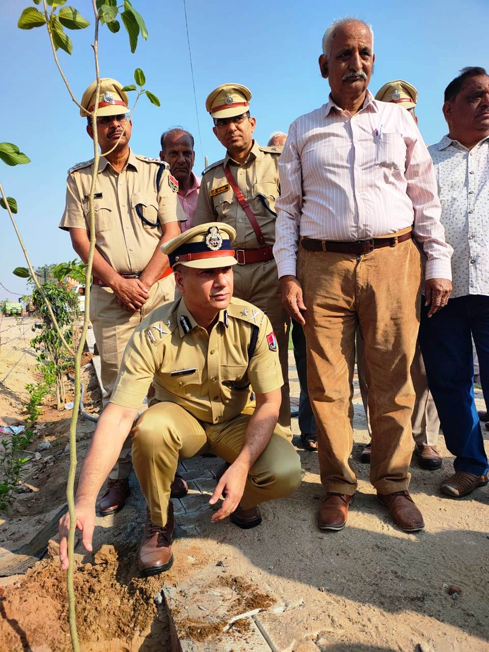 धााैलपुर वपुिलस लाईन में पाैधाा राेपते आईजी।् धााैलपुर वपुिलस लाईन में पाैधाा राेपते आईजी।्