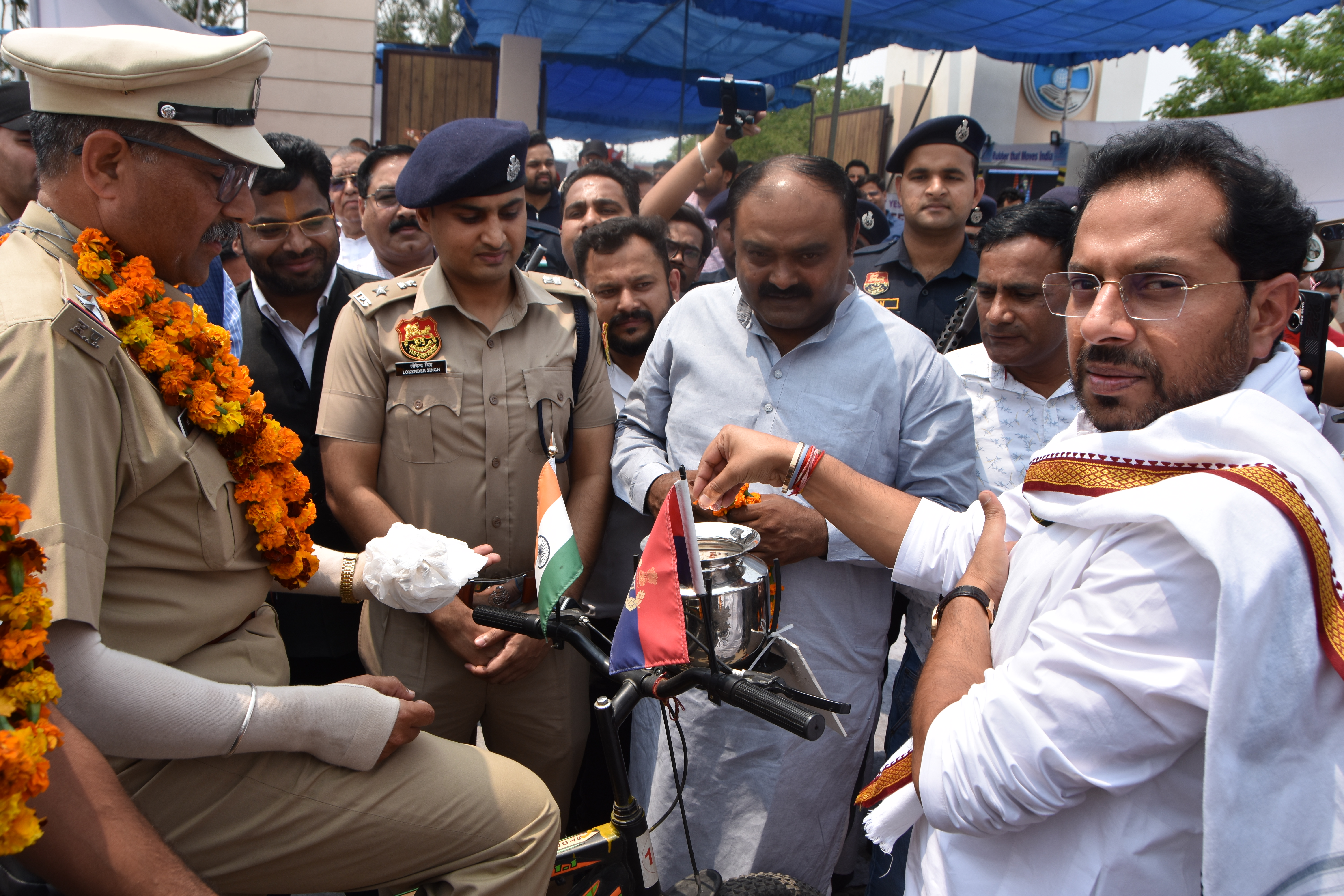 पानीपत जिले में प्रवेश करने पर साइक्लोथॉन-2.0 साईकिल यात्रा का स्वागत करते समालखा विधायक मनमोहन भड़ाना पानीपत जिले में प्रवेश करने पर साइक्लोथॉन-2.0 साईकिल यात्रा का स्वागत करते समालखा विधायक मनमोहन भड़ाना