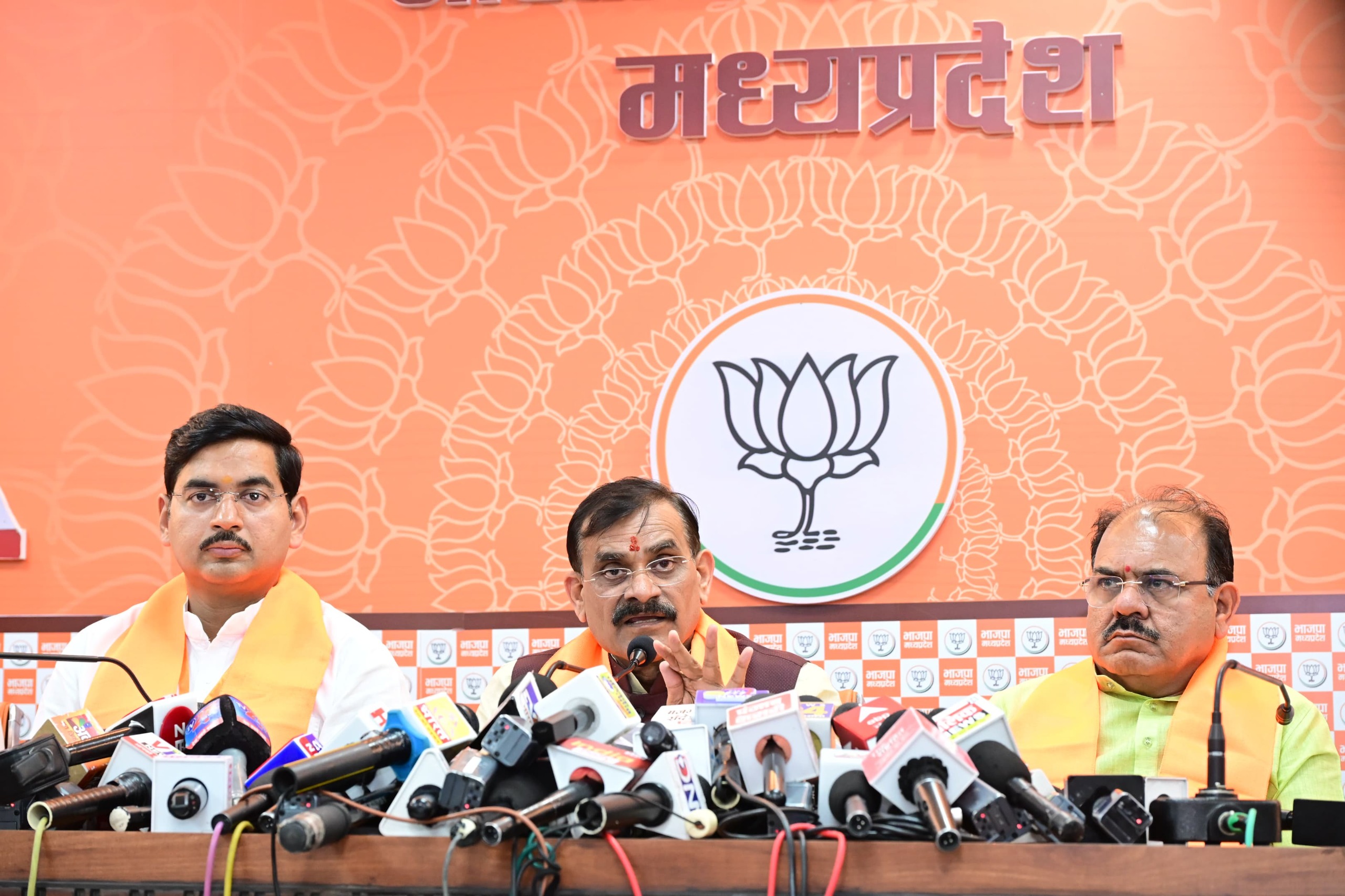 बीजेपी प्रदेश अध्यक्ष वीडी शर्मा ने भाजपा प्रदेश कार्यालय में पत्रकार-वार्ता को संबोधित किया बीजेपी प्रदेश अध्यक्ष वीडी शर्मा ने भाजपा प्रदेश कार्यालय में पत्रकार-वार्ता को संबोधित किया