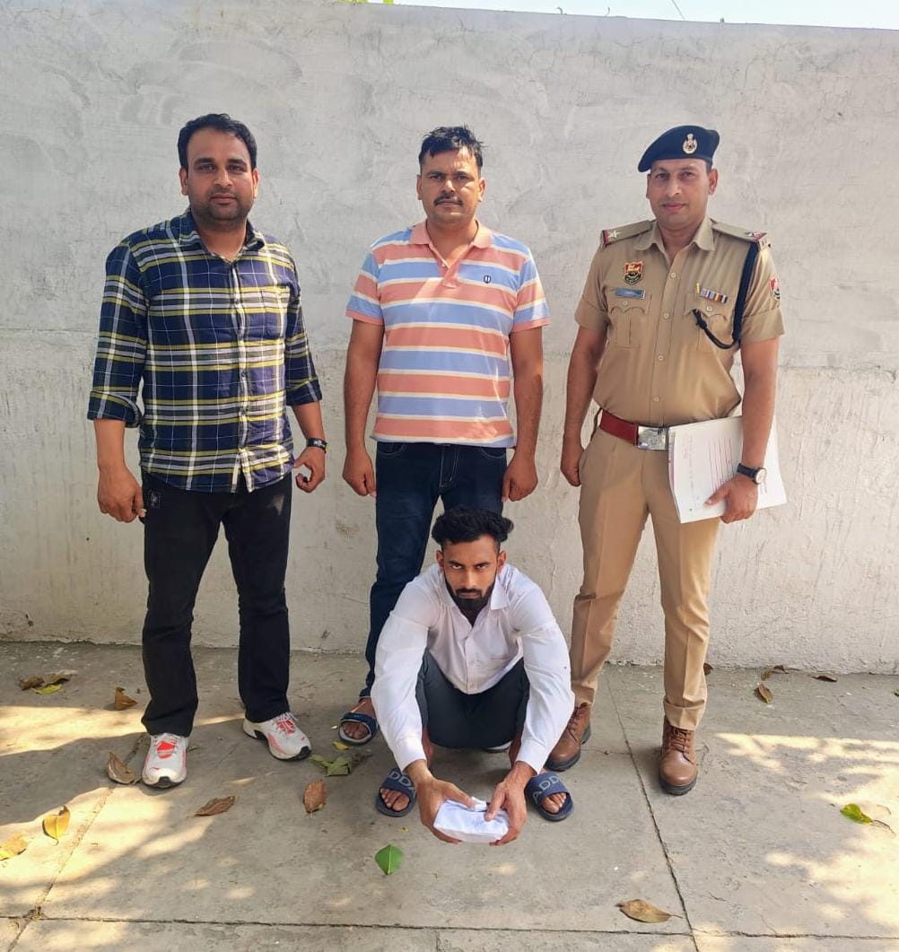 पुलिस हिरासत में नशीले इंजेक्शन बेचने वाला आरोपी पुलिस हिरासत में नशीले इंजेक्शन बेचने वाला आरोपी