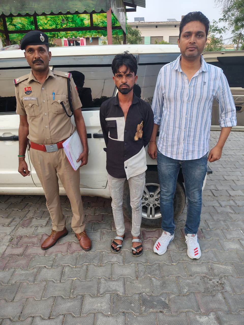 पुलिस हिरासत में मादक पदार्थ के साथ आरोपी पुलिस हिरासत में मादक पदार्थ के साथ आरोपी