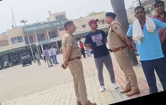 पोस्टमार्टम कराने पहुंचे मृतका के परिजन पोस्टमार्टम कराने पहुंचे मृतका के परिजन
