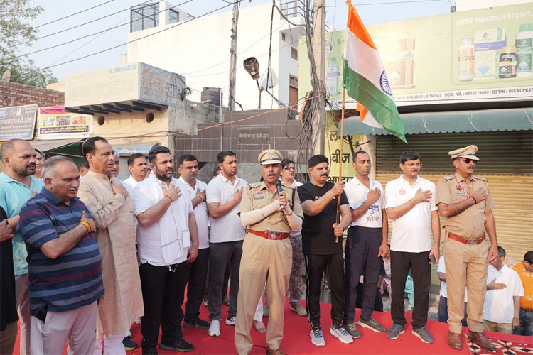 सोनीपत: हरियाणा को नशा मुक्त बनाने के संकल्प करवाते हुए भाजपा प्रदेशाध्यक्ष मोहन लाल बडौली, विधायक निखिल मदान, महापौर राजीव जैन। सोनीपत: हरियाणा को नशा मुक्त बनाने के संकल्प करवाते हुए भाजपा प्रदेशाध्यक्ष मोहन लाल बडौली, विधायक निखिल मदान, महापौर राजीव जैन।