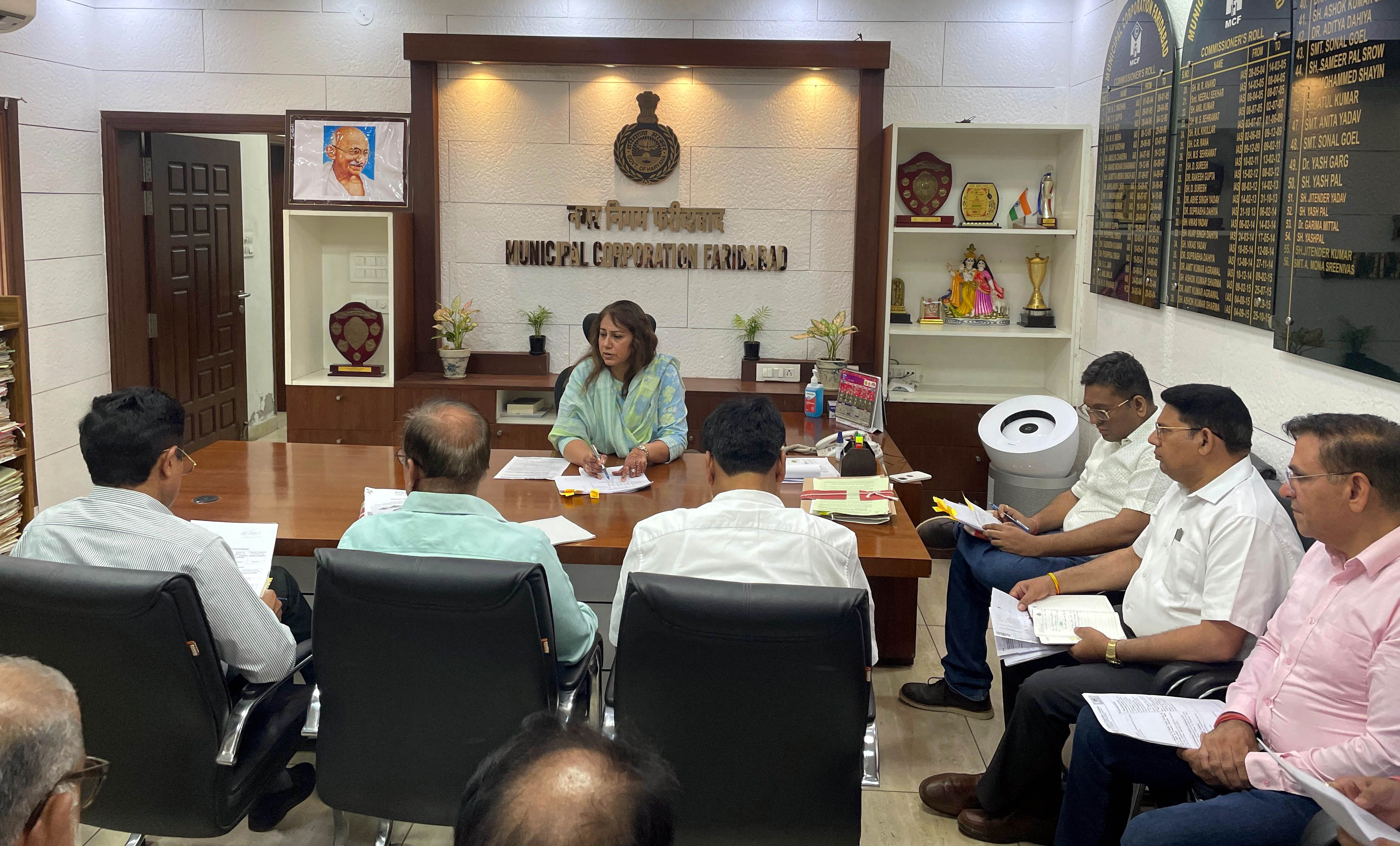निगमायुक्त अधिकारियों की बैठक लेते हुए निगमायुक्त अधिकारियों की बैठक लेते हुए