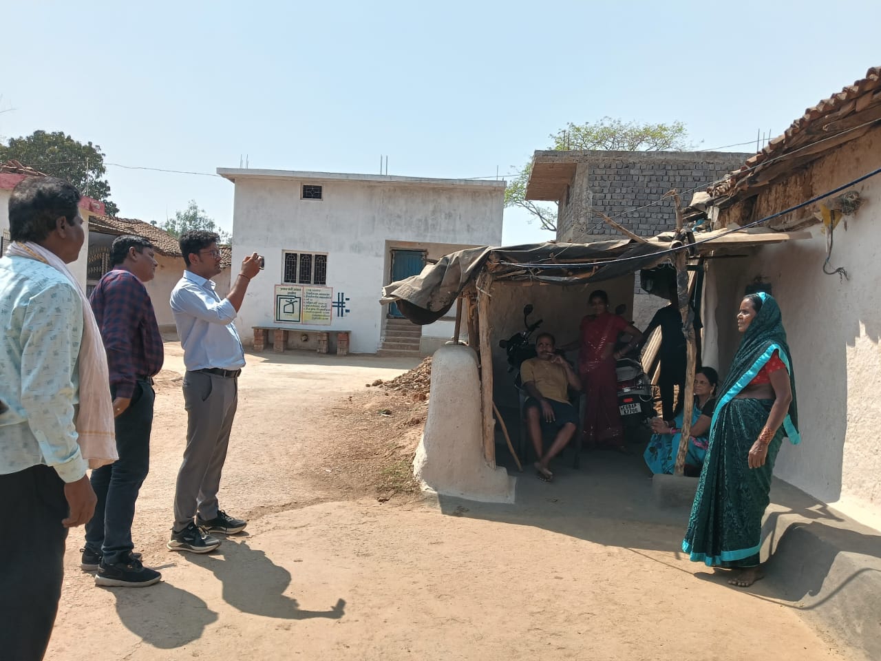 कच्चे मकान में रहने वाले हितग्राही का सर्वे करते हुए प्रशासनिक कर्मचारी। कच्चे मकान में रहने वाले हितग्राही का सर्वे करते हुए प्रशासनिक कर्मचारी।