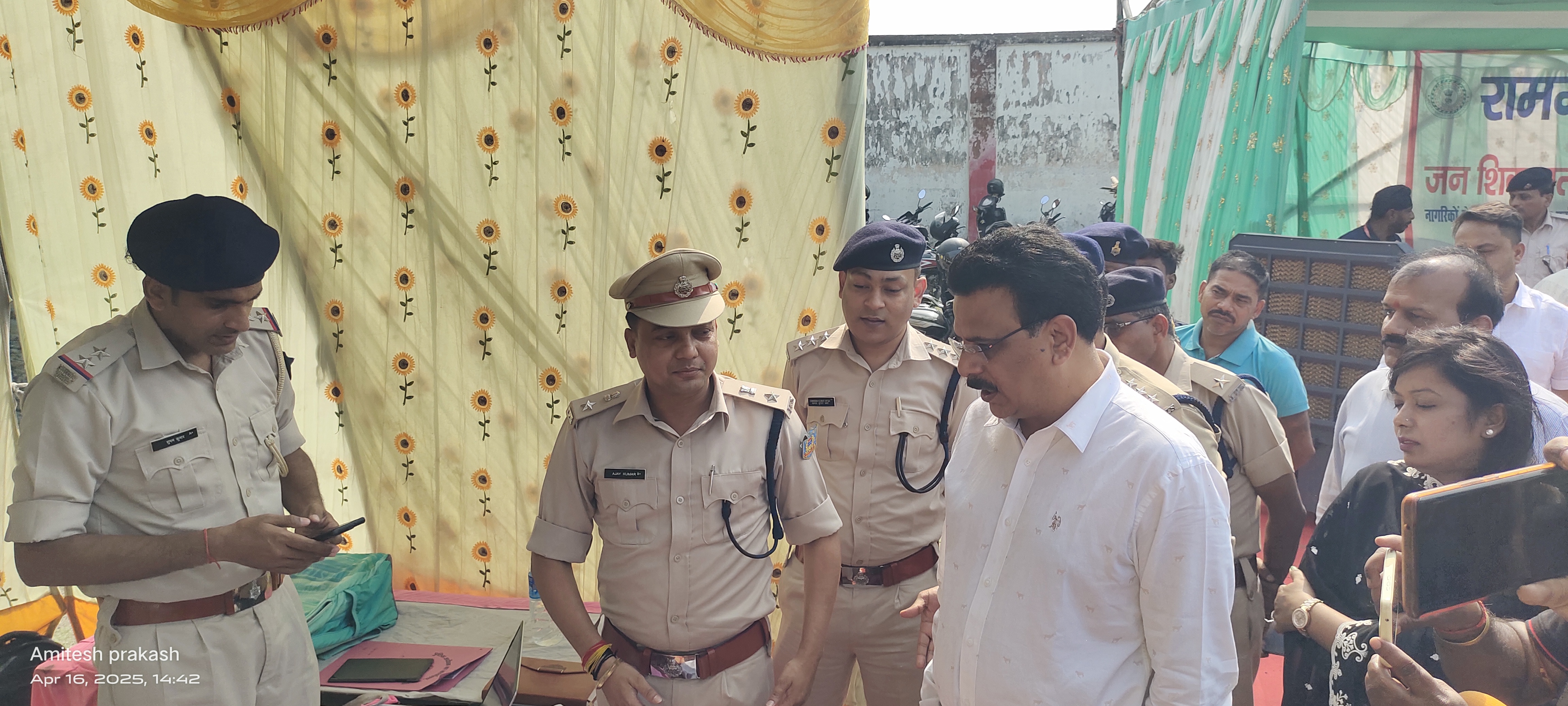 अधिकारियों से बात करते एसपी अधिकारियों से बात करते एसपी