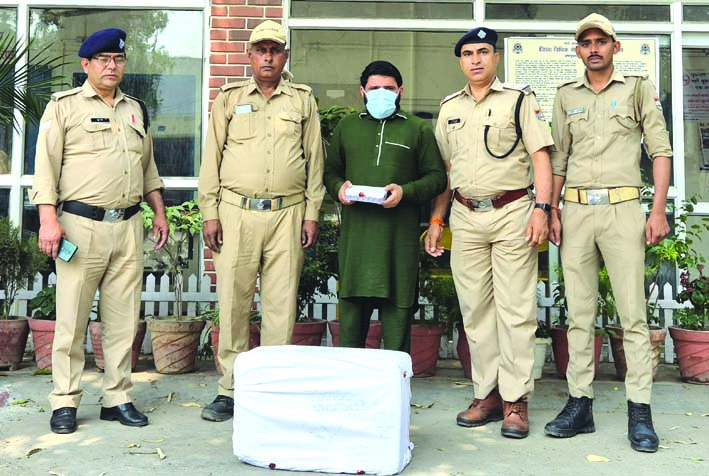 पुलिस गिरफ्त में आरोपित पुलिस गिरफ्त में आरोपित