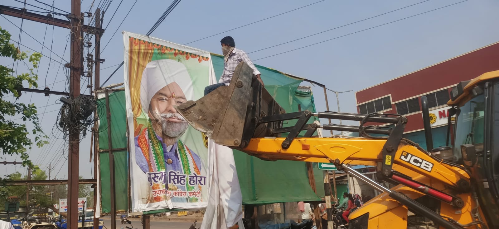 शहर के चौक-चौराहों से होर्डिंग, पोस्टर निकालते हुए नगर निगम के कर्मचारी। शहर के चौक-चौराहों से होर्डिंग, पोस्टर निकालते हुए नगर निगम के कर्मचारी।