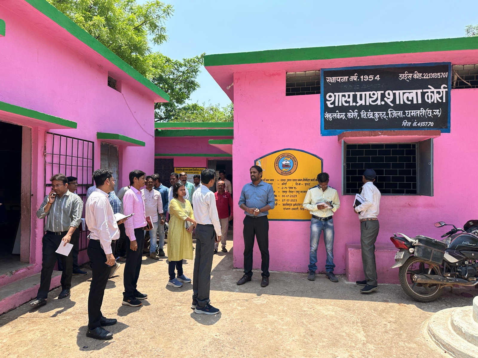 कोर्रा के प्राथमिक शाला के सामने कर्मचारियों व ग्रामीणो से चर्चा करते हुए कलेक्टर अबिनाश मिश्रा। कोर्रा के प्राथमिक शाला के सामने कर्मचारियों व ग्रामीणो से चर्चा करते हुए कलेक्टर अबिनाश मिश्रा।