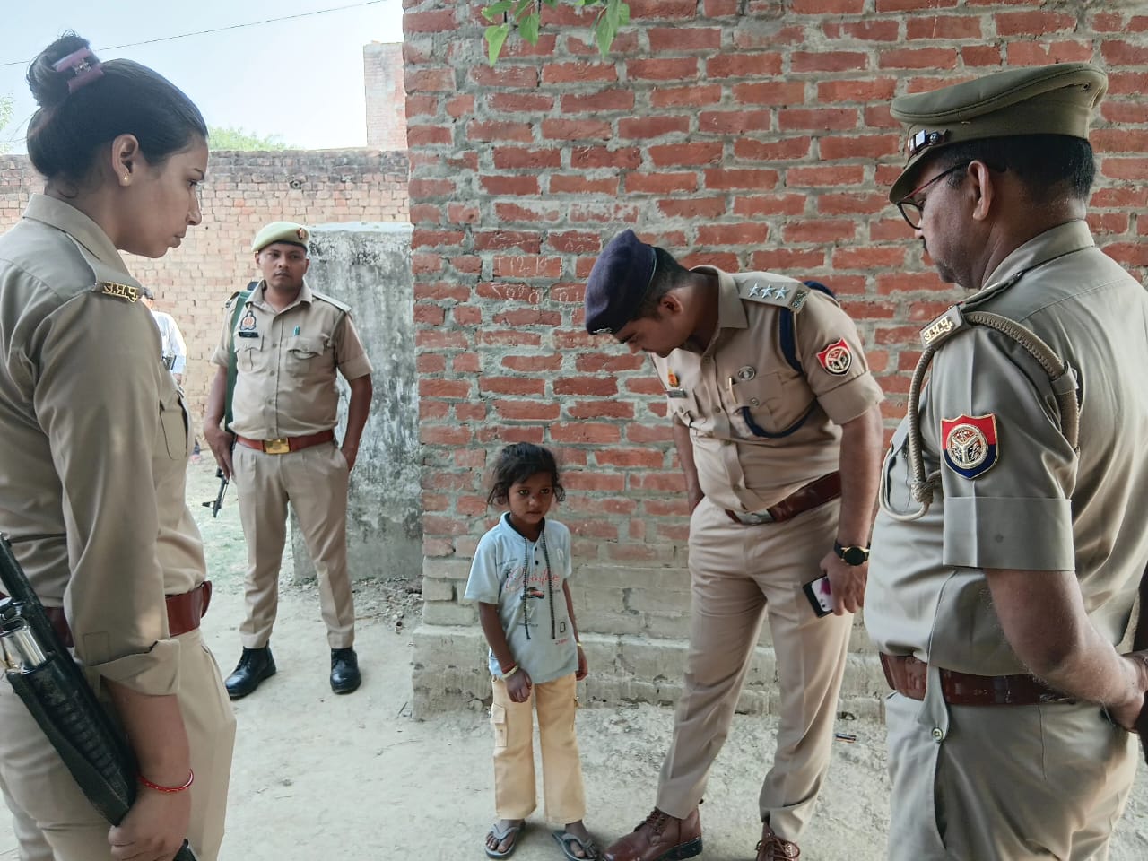 घटना की जानकारी देती बच्ची घटना की जानकारी देती बच्ची