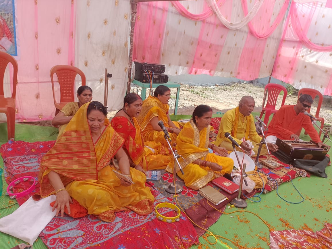 दुलारी नगर रुद्री में आयोजित तीन कुंडीय गायत्री यज्ञ कराते हुए गायत्री परिजन। दुलारी नगर रुद्री में आयोजित तीन कुंडीय गायत्री यज्ञ कराते हुए गायत्री परिजन।
