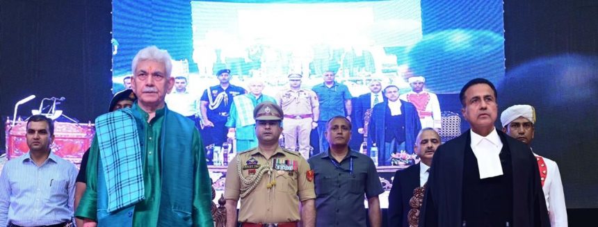 यायमूर्ति अरुण पल्ली ने जम्मू-कश्मीर और लद्दाख उच्च न्यायालय के मुख्य न्यायाधीश के रूप में शपथ ली यायमूर्ति अरुण पल्ली ने जम्मू-कश्मीर और लद्दाख उच्च न्यायालय के मुख्य न्यायाधीश के रूप में शपथ ली