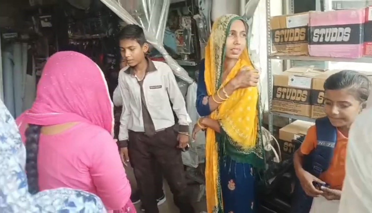 सड़क हादसे में घायल टीचर। सड़क हादसे में घायल टीचर।