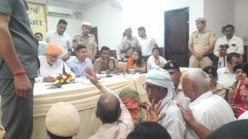 लोक संपर्क एवं परिवेदना समिति झज्जर की बैठक में जनता की समस्याएं सुनते कृषि मंत्री श्याम सिंह राणा लोक संपर्क एवं परिवेदना समिति झज्जर की बैठक में जनता की समस्याएं सुनते कृषि मंत्री श्याम सिंह राणा