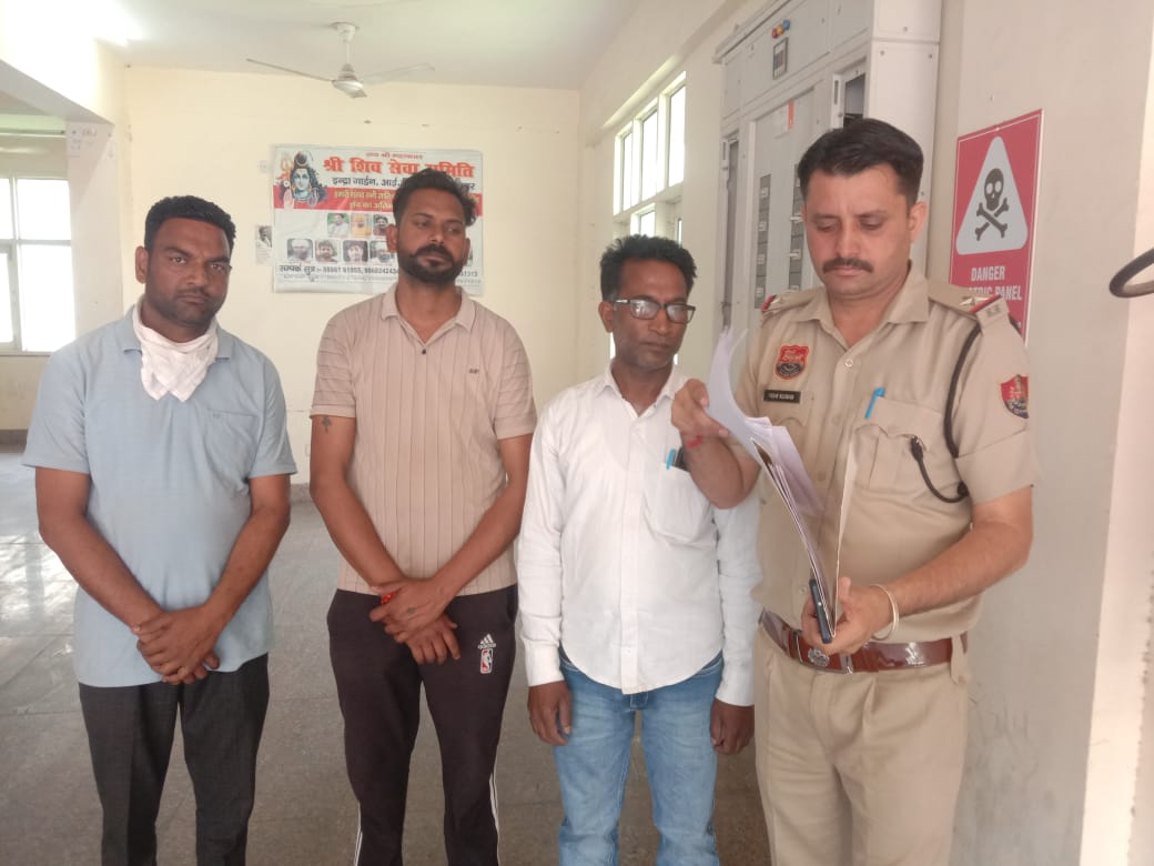पोस्टमार्टम कराने पहुंचे परिजन पोस्टमार्टम कराने पहुंचे परिजन