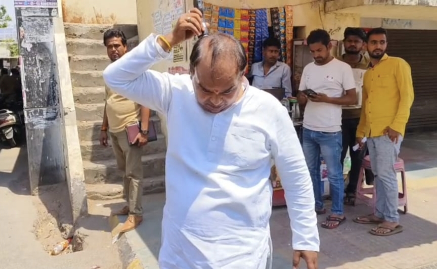 मुंडन करते पार्षद मुंडन करते पार्षद