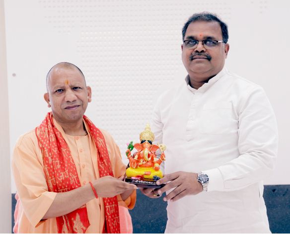 मुख्यमंत्री योगी के साथ अमरजीत मिश्र मुख्यमंत्री योगी के साथ अमरजीत मिश्र