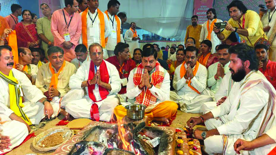 मुख्यमंत्री मंदसौर में चल रहें महासोमयज्ञ में हुए सम्मिलित दी आहुति मुख्यमंत्री मंदसौर में चल रहें महासोमयज्ञ में हुए सम्मिलित दी आहुति