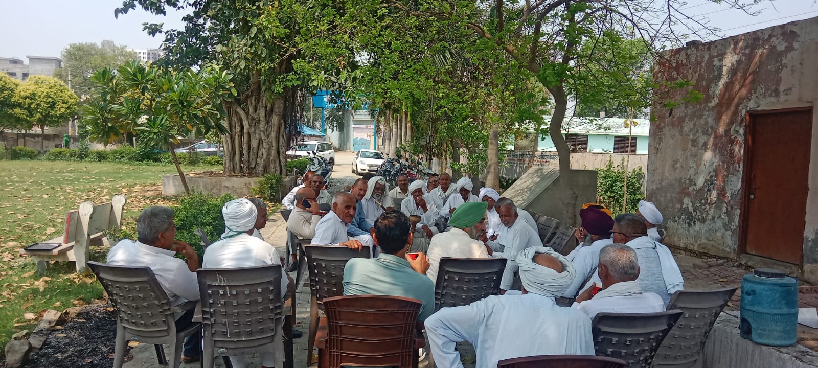 बैठक करते हुए माजरा खाप प्रतिनिधि। बैठक करते हुए माजरा खाप प्रतिनिधि।