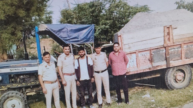 सोनीपत: मेहंदीपुर में एक ट्रैक्टर-ट्रॉली अवैध रूप से रेत ले जाते पकड़ा वान जब्त किया हुआ सोनीपत: मेहंदीपुर में एक ट्रैक्टर-ट्रॉली अवैध रूप से रेत ले जाते पकड़ा वान जब्त किया हुआ