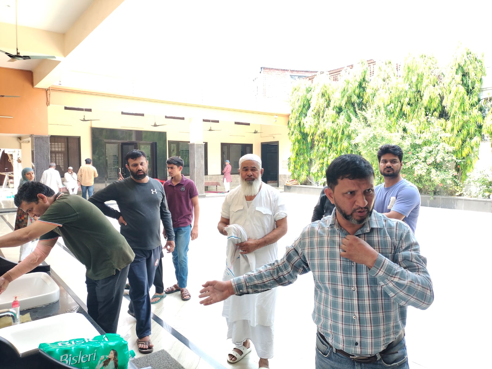 रियल एस्टेट कारोबारी के घर में बदमाशों का धावा, 15 लाख की नकदी के साथ ले गए 8 तोले सोने के जेवरात रियल एस्टेट कारोबारी के घर में बदमाशों का धावा, 15 लाख की नकदी के साथ ले गए 8 तोले सोने के जेवरात