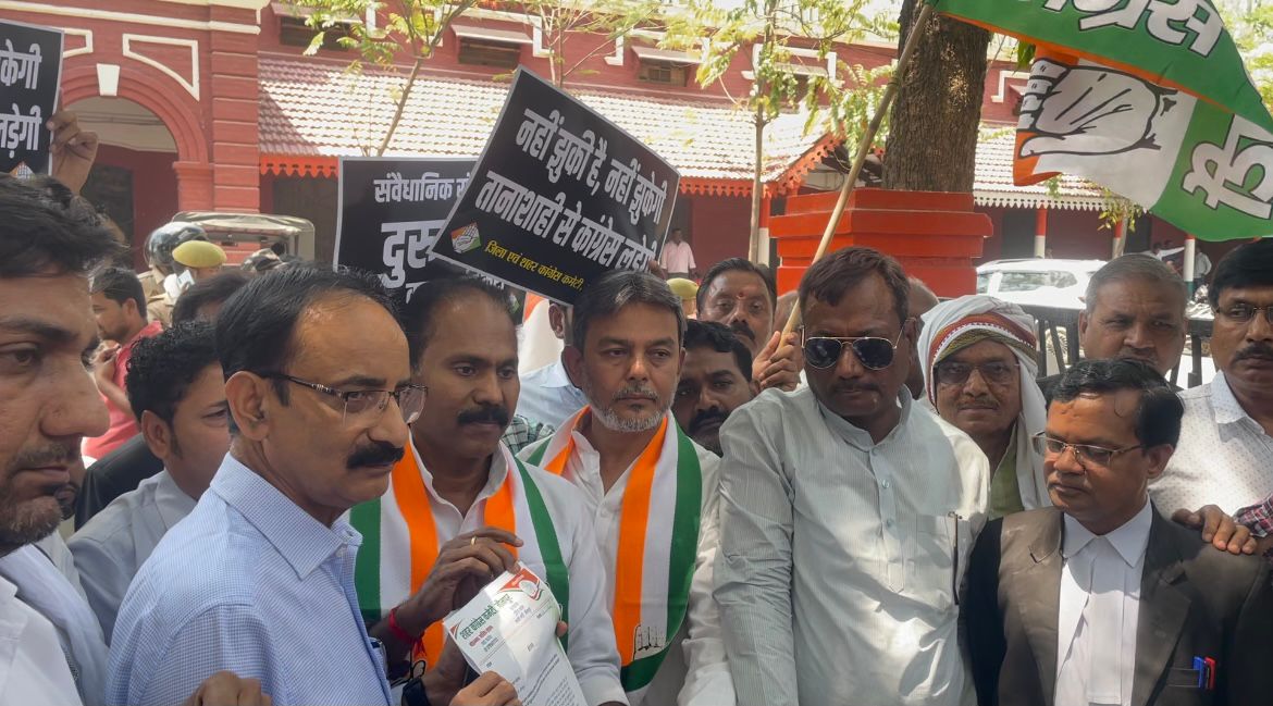 कांग्रेसी नेता सिटी मजिस्ट्रेट इंद्र नंदन सिंह को ज्ञापन देते हुए कांग्रेसी नेता सिटी मजिस्ट्रेट इंद्र नंदन सिंह को ज्ञापन देते हुए
