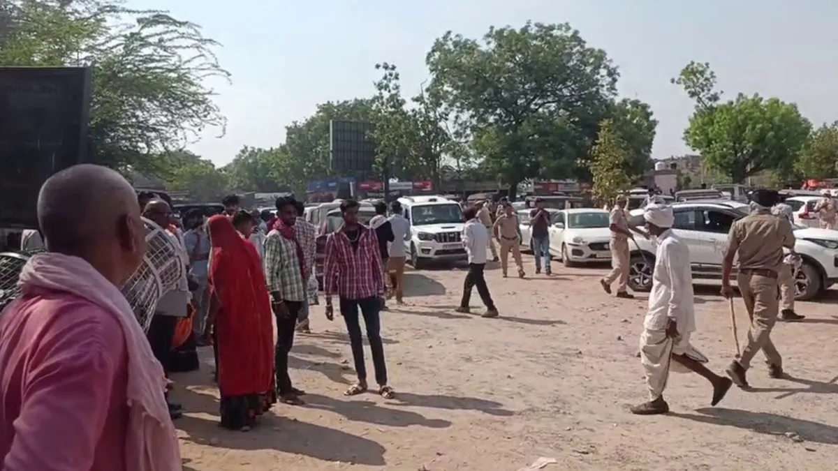 घटनास्थल पर मौजूद लोग घटनास्थल पर मौजूद लोग