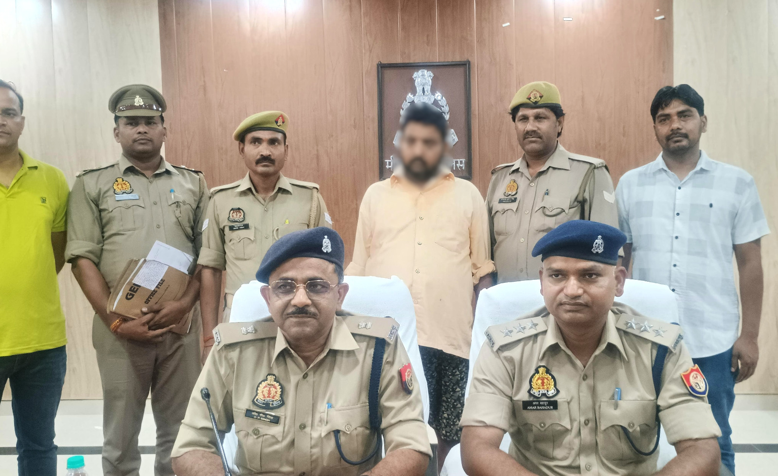 गिरफ्तार आरोपी के साथ पुलिस अधिकारी। गिरफ्तार आरोपी के साथ पुलिस अधिकारी।