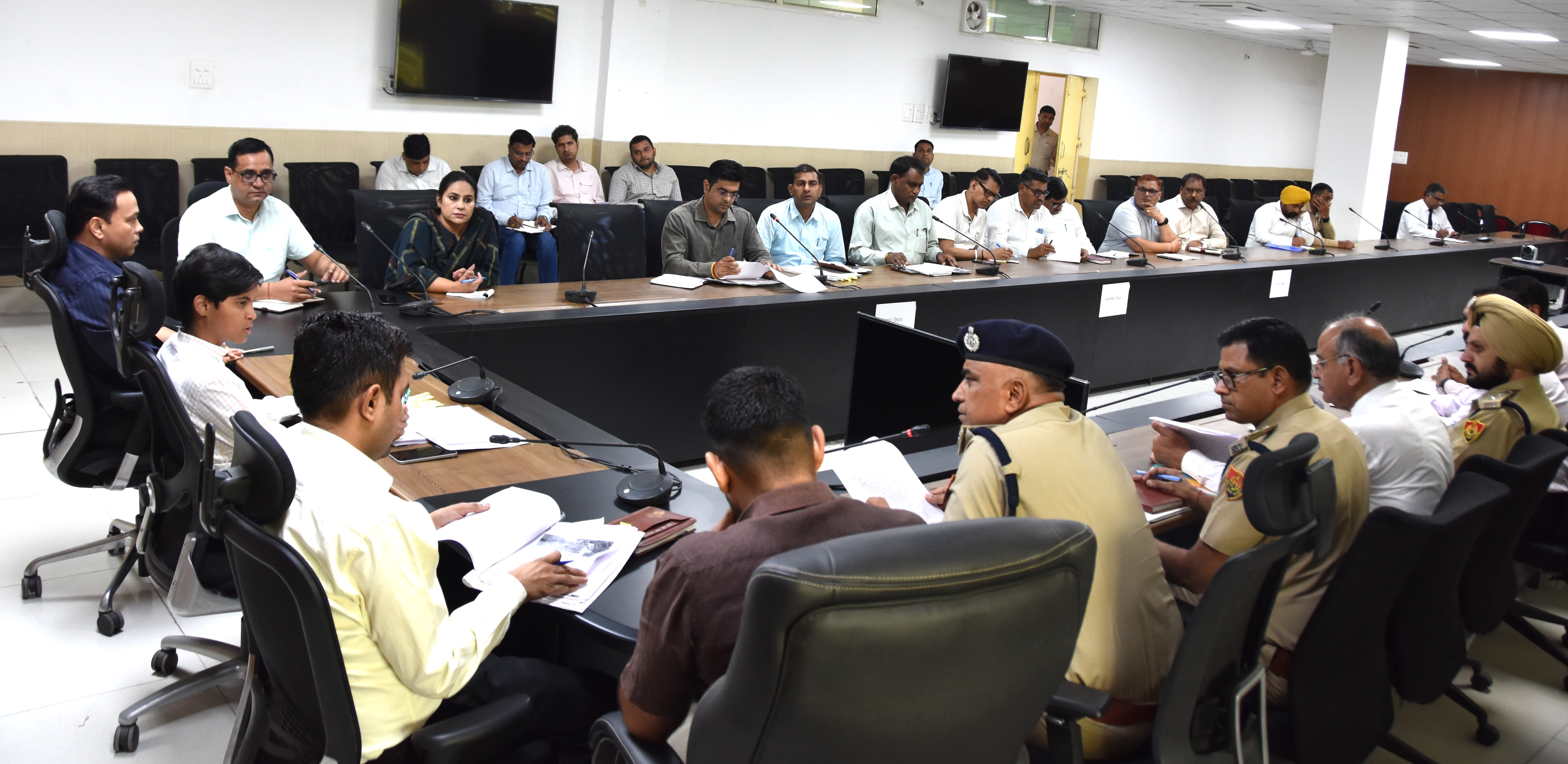 अधिकारियों को दिशा निर्देश जारी करते हुए डीसी कैथल प्रीति। अधिकारियों को दिशा निर्देश जारी करते हुए डीसी कैथल प्रीति।