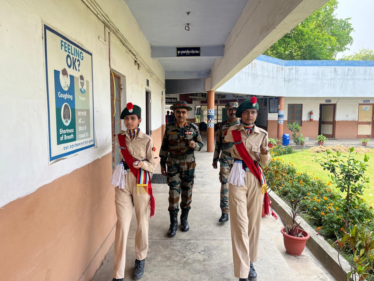 निरीक्षण करते अधिकारी निरीक्षण करते अधिकारी