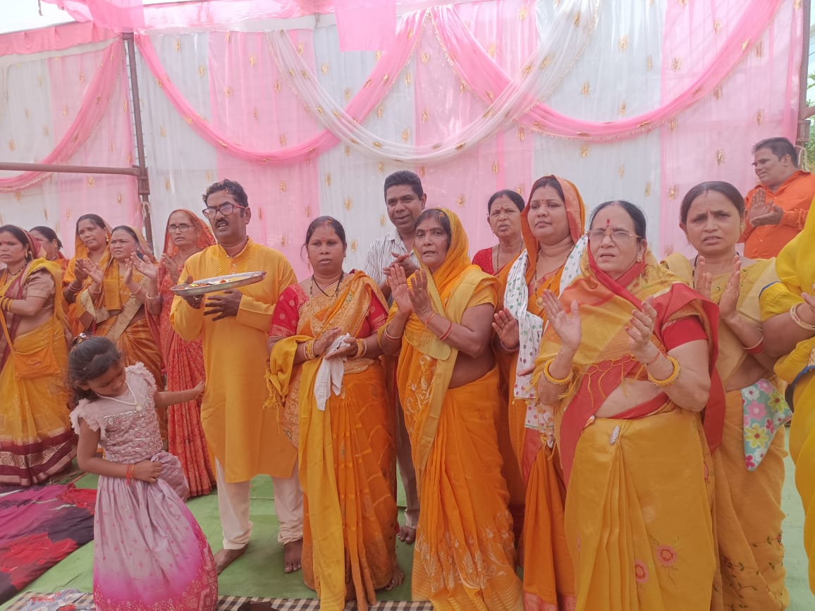 तीन कुंडीय गायत्री यज्ञ एवं संस्कार महोत्सव में उपस्थित श्रध्दालु।