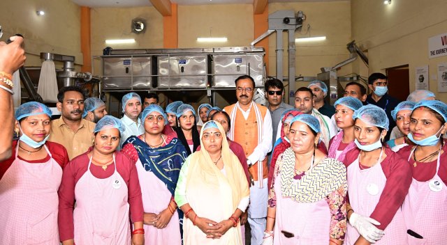 प्लांट निरीक्षण के बाद कार्यरत महिलाओं के साथ फोटो खींचवाते उपमुख्यमंत्री केशव प्रसाद प्लांट निरीक्षण के बाद कार्यरत महिलाओं के साथ फोटो खींचवाते उपमुख्यमंत्री केशव प्रसाद
