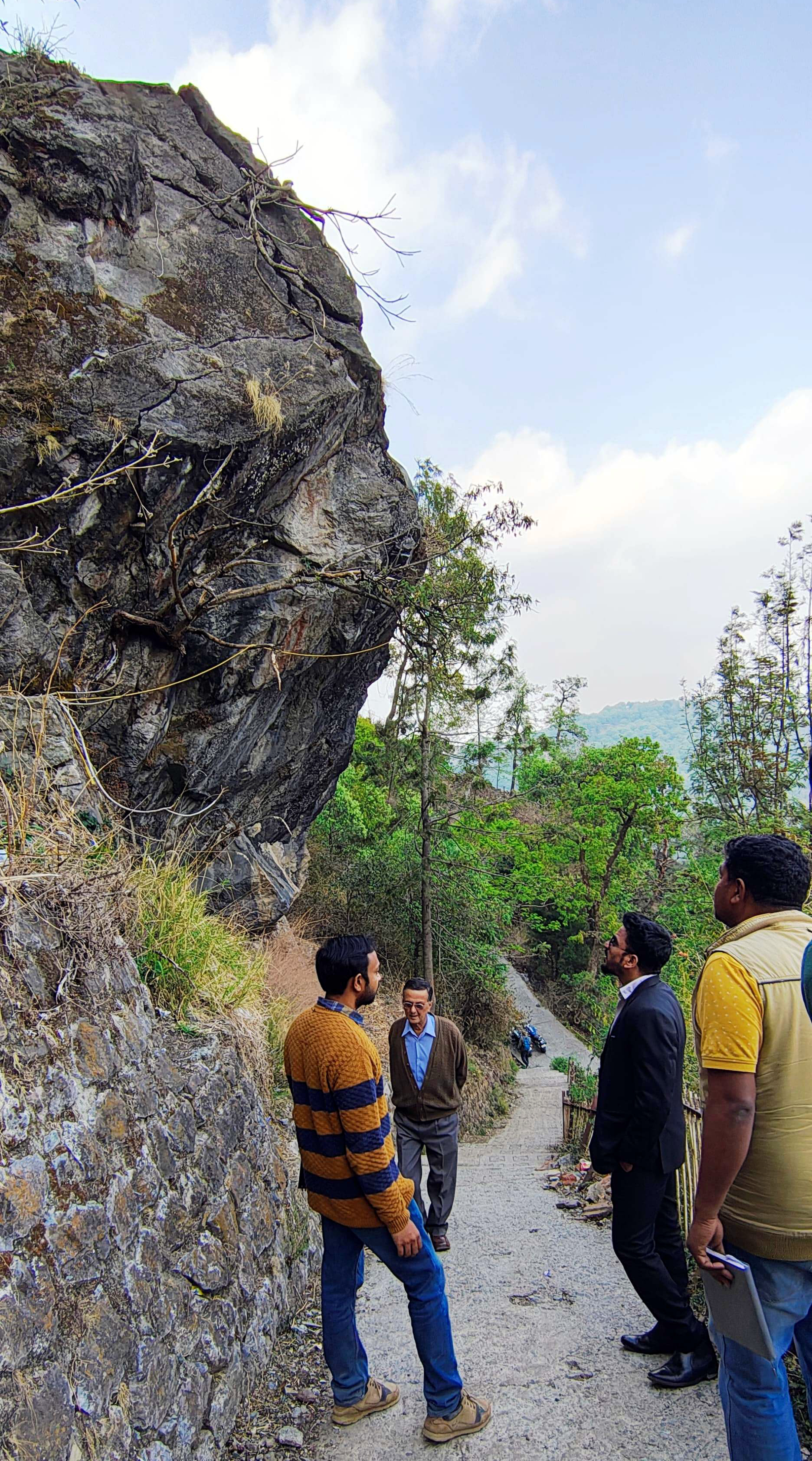 कृष्णापुर में सड़क किनारे लटकी चट्टान का निरीक्षण करते एसडीएम नवाजिश खालिक। कृष्णापुर में सड़क किनारे लटकी चट्टान का निरीक्षण करते एसडीएम नवाजिश खालिक।