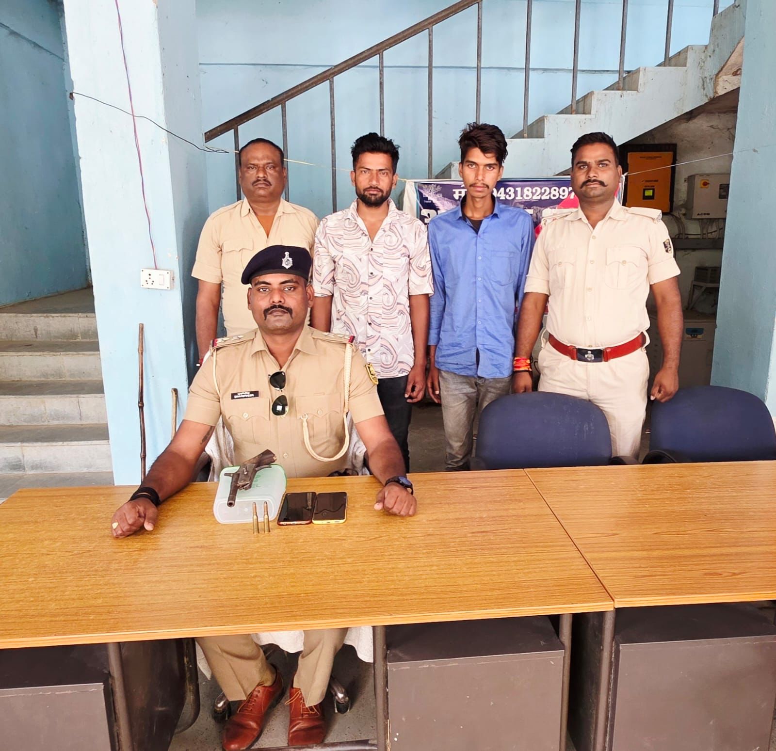 हथियार व कारतूस के साथ गिरफ्तार दोनो युवक हथियार व कारतूस के साथ गिरफ्तार दोनो युवक
