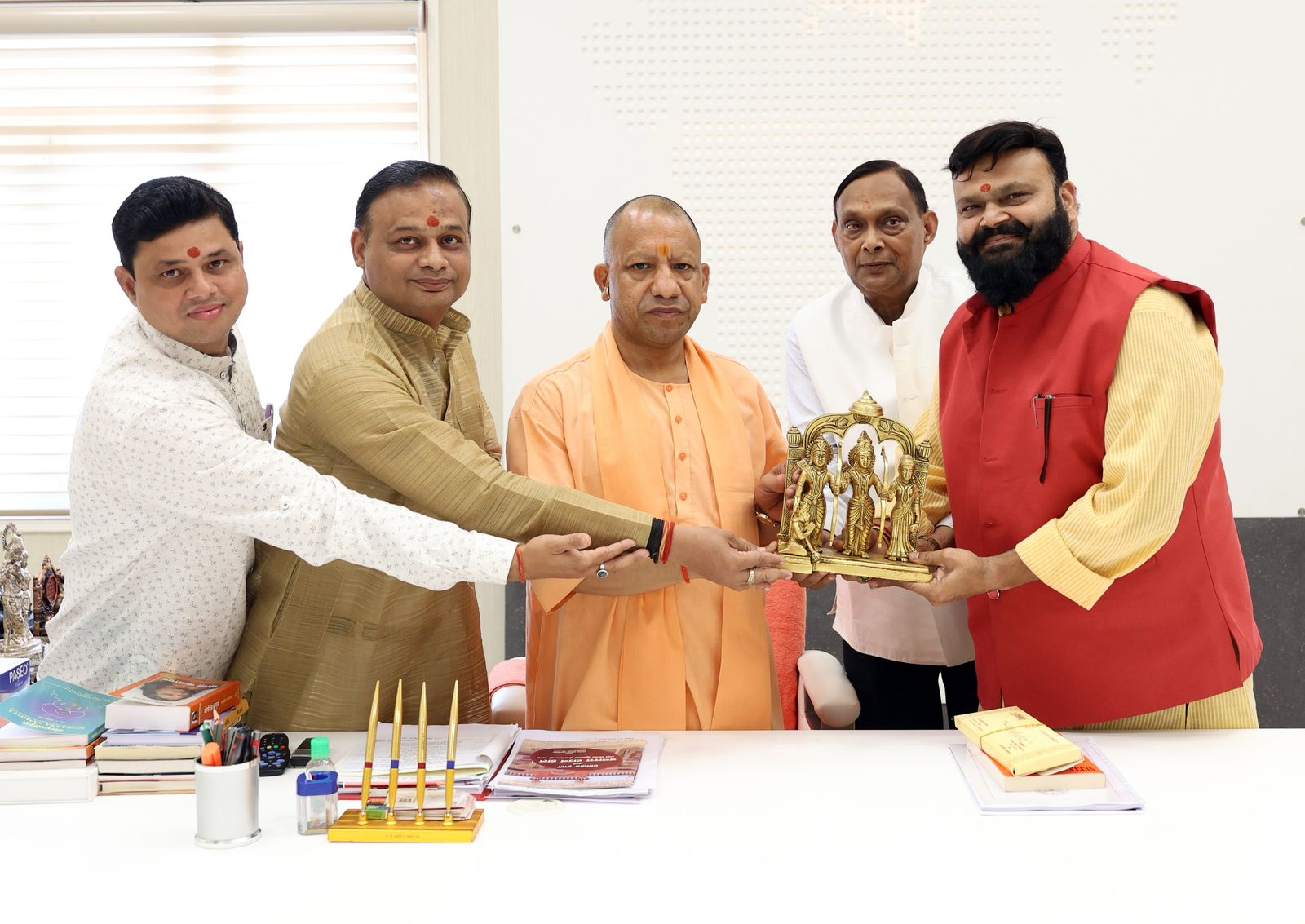 मुख्यमंत्री योगी आदित्यनाथ को पीतल से निर्मित राम दरबार की प्रतिमा सौंपते उत्तर प्रदेश उद्योग व्यापार संगठन मुरादाबाद इकाई के पदाधिकारी। मुख्यमंत्री योगी आदित्यनाथ को पीतल से निर्मित राम दरबार की प्रतिमा सौंपते उत्तर प्रदेश उद्योग व्यापार संगठन मुरादाबाद इकाई के पदाधिकारी।