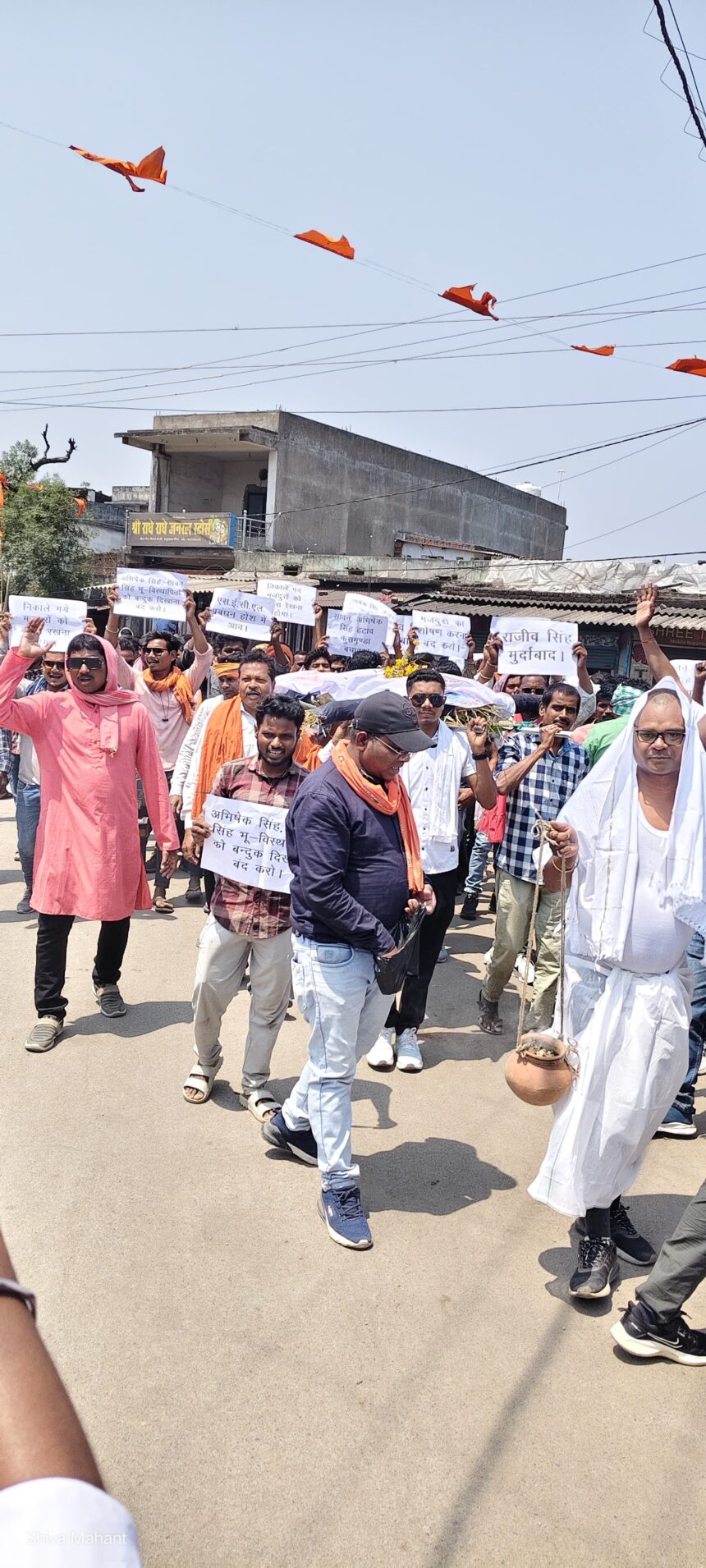 कोरबा : भूविस्थापितों ने कुसमुंडा महाप्रबंधक की शवयात्रा निकाली, मुंडन कराया,शवदाह किया,आंदोलन जारी