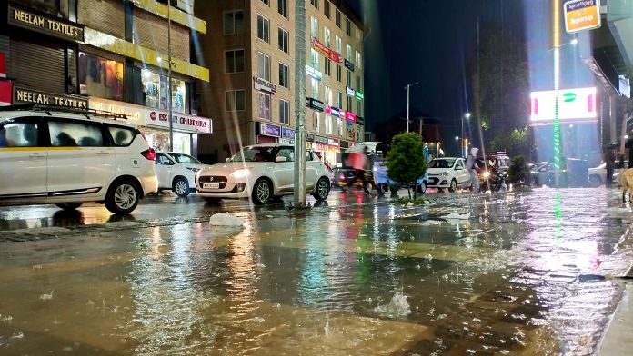 जम्मू-कश्मीर में व्यापक बारिश, गुलमर्ग में सबसे अधिक बारिश दर्ज की गई जम्मू-कश्मीर में व्यापक बारिश, गुलमर्ग में सबसे अधिक बारिश दर्ज की गई