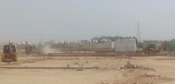अवैध प्लाटिंग पर चलता पीडीए के बुलडोजर का छाया चित्र अवैध प्लाटिंग पर चलता पीडीए के बुलडोजर का छाया चित्र