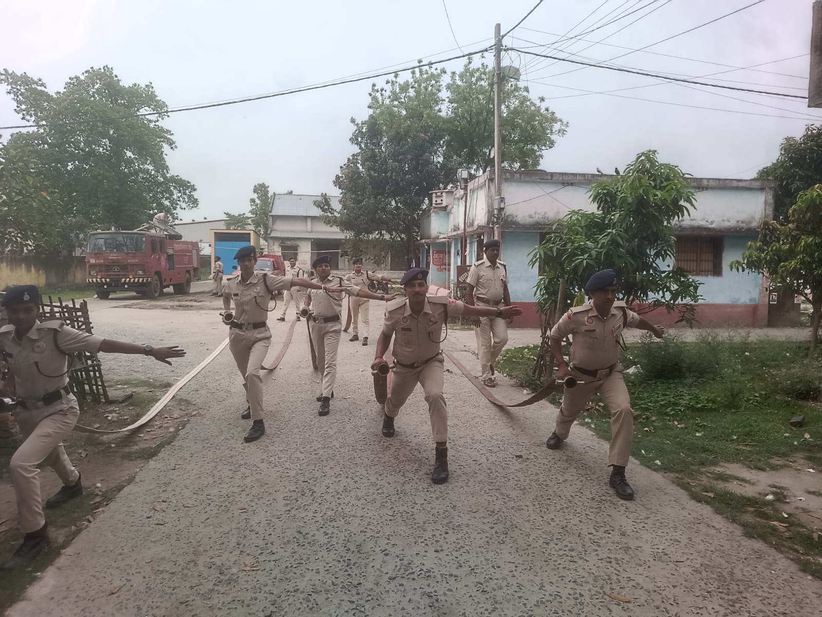अररिया फोटो:मॉकड्रिल करते अग्निशमन विभाग के कर्मचारी अररिया फोटो:मॉकड्रिल करते अग्निशमन विभाग के कर्मचारी
