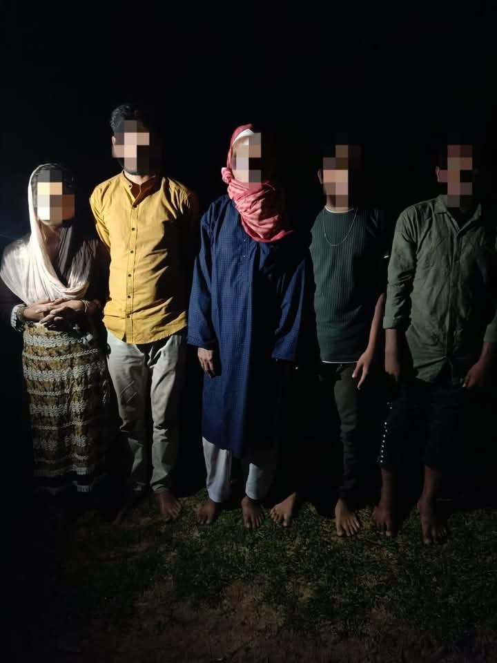 सीमा से लौटाए गए अवैध रूप से प्रवेश करने वाले पांच बांग्लादेशी नागरिकों की तस्वीर। सीमा से लौटाए गए अवैध रूप से प्रवेश करने वाले पांच बांग्लादेशी नागरिकों की तस्वीर।