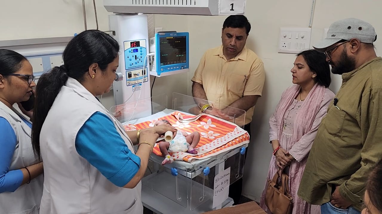 नवजात बच्ची नागरिक अस्पताल में नवजात बच्ची नागरिक अस्पताल में